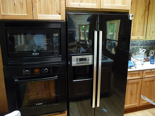 How to decorate a kitchen with black appliances