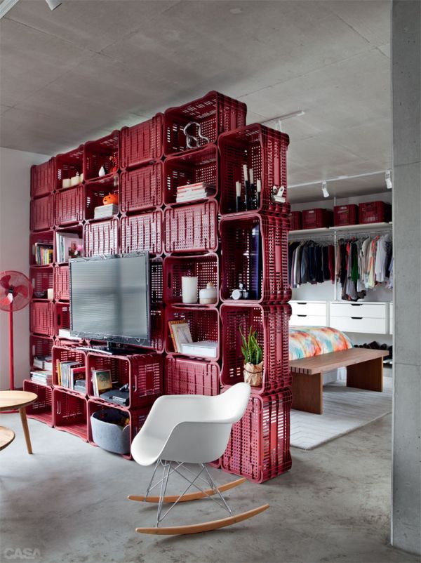 70 Square Meter Apartment With A Continuous Layout And a Wall Divider Made of Plastic Crates